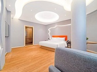 Ruijia LiLan Ruibai-Yun Hotel (Deqing West Railway Station)