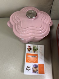 全新 le creuset 現貨 LE CREUSET 花形琺瑯鑄鐵鍋 聖誕禮物 花花碟 le creuset 陶瓷花形碟 港女碟 LC 平 入伙禮物 Hosue Warming 送禮一流 聖誕禮物 