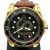 GUCCI 男士潛水錶 YA136219/136.2，附日期顯示，蛇形設計，石英機芯，不鏽鋼錶殼，黑金錶帶。