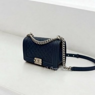 Chanel Boy深藍荔枝皮銀扣肩背包A67086