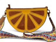 半剖水果造型半月斜揹包