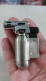 銀色金屬製可填充防風丁烷噴火式打火機 90 度或 45 度角設計 非常適合精確點火 防風藍色火焰和手動火焰鎖定功能 適用於點燃雪茄 生日蠟燭 烹飪或戶外活動 收藏自用皆宜 Please see the