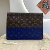 LV路易威登 POCHETTE VOYAGE走秀款 限量款電光藍拼色手拿包 洗漱包