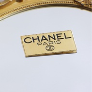 Chanel烫金字母方形胸针