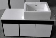 FUO 衛浴: 100公分 白色人造石台面 黑白配發泡板浴櫃組(含邊櫃,龍頭,鏡子) 面盆靠右邊 JDL158