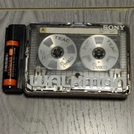 Sony WM-GX674 索尼20周年紀念版。高級正常可以用(已經換過全新進口皮帶)。已經改為透視窗磁帶錄播放機。跟機可以送回原裝機蓋。也有收音機功能。包沒蓋電池盒。相中磁帶是試機用的不包括在內。可