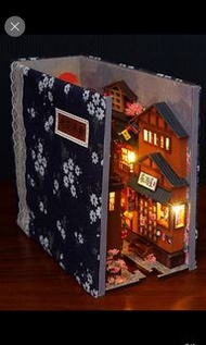 🛍️(現貨)DIY 日式店舖櫻花小巷 創意立體書立 壽司店拉麵店 溫泉湯屋  居酒屋燒烤店 和菓子店 DIY小屋模型  手工木製拼装  迷你食玩微縮場景模型 DIY Japanese restaura