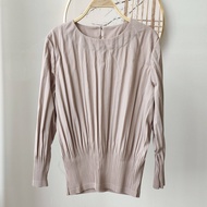 Miyake เสื้อแขนยาวมีจีบตัดขอบเอวลำลองและกางเกงครอป (เสื้อผ้าและกางเกงแยกขาย) 2675 & 2676