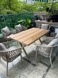戶外餐桌和椅子