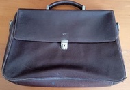 BRAUN BUFFEL 德國真皮 手提公事包 Germany 尺寸大約 39 cm x 28 cm x 6cm 有多個隔層，包括拉鍊口袋和卡片袋