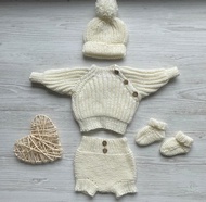 嬰兒象牙色手工針織服裝套裝：毛衣、帽子、內褲、襪子。很多顏色
