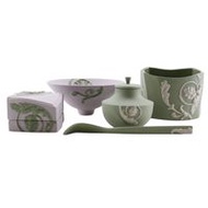 中村卓夫 ( Nakamura Nakamura) 設計的 Wedgwood Jasper 日式風格限量版茶具（5）。另一套二用茶具，採用5花卉圖案。