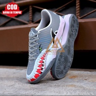 SEPATU OLAHRAGA FUTSAL PRIA SPECS FUTSAL LIGHTSPEED ACCELERATOR 3 GARUDA TOSCA HITAM SILVER FG BBS M