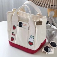 [Handsome Handsome Home] Cartoon Strawberry Rabbit Embroidered Canvas Bag Baby Mom Out Handbag Lunch