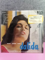 LP แผ่นเสียง Dalida   เป็นนักร้องชื่อดังของฝรั่งเศสเพลงเพราะ  10นิ้ว   Eu New