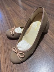 Arch Contact Ballet Flats 杏色漆皮平底鞋