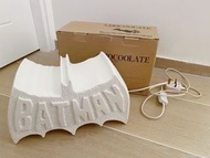 蝙蝠俠 Batman 標誌造型夜燈 :CHOCOOLATE × BATMAN 3D 手繪Logo 陶瓷枱燈
