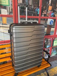 款靚盡在fashiontrade： American Tourister 銀灰29吋特深款行李箱 76 x 49 x 33cm （完全符合一般航行公司寄存規定158cm）