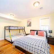 โรงแรม Stunning 3BR Quincy Home w Laundry, Bathtub, near Red Line & Adams NHP 39 - ควินซี