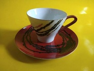 Narumi 1960-61 年戰後後期日本製造珍貴一套直徑約 3 吋多和約5吋 “鎏金手繪/上色白底水墨黑色裝飾紅手柄套裝咖啡杯加紅底同一款式水墨黑花裝飾碟二件一套” 底款都有印上做日本骨瓷瓷器Na