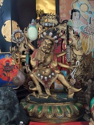 藏傳老铜鎏金彩繪戰神大黑天神像（高28cm連背光），適合供奉或擺設家居風水核心價值，大化解到大豐盛，驅邪消災，清除家居煞氣，防小人，化解官非，事業阻礙，招财聚寶，吸引財源，守住財富，摧旺偏財横財，解决