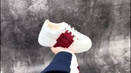 💥現貨💥 人氣爆款酒紅方扣厚底小白鞋 | Roger Vivier | 隱形增高修飾腿型 | 頭層牛皮柔軟透氣 | 日常穿搭萬能款|