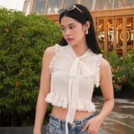 LUCA STUDIO_Eva crop top - เสื้อแขนกุด คอผูกโบว์ ผ้าเนื้อบางอัดหย่น ตกแต่งแขนด้วยระบายลูกไม้ และชายเ