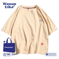WASSUP ERIKA ฮ่องกงสไตล์ Retro แขนสั้นเสื้อยืดสําหรับฤดูร้อนสบายๆหลวม Fit ปัก Anti-Wrinkle Cotton 10