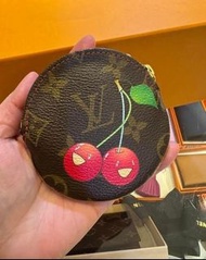 典精品名店 LV 真品 村上隆 限量 cherry 櫻桃包 鑰匙圈 圓形 拉鍊 零錢包 現貨