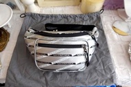 全新balenciaga 銀色黑白monogram 腰包
