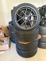 一套特斯拉 Model3原廠19吋輪轂帶胎高性能3P 版輪轂尺寸198.5J ，5x114.3配派拉利 P ZERO 輪胎23540R19