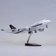 1:150 47cm Singapore Airlines B747 Model Airliner with Light and Wheel Replica Collectible