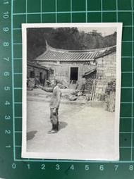 【台灣博土TWBT】202405-002	民國50-60年代 土磚三合院+老人 黑白照片(屋頂有燕尾)