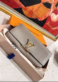 在台現貨 有購證 專櫃原價5.25萬 Capucines 頂級系列 Louis Vuitton LV 荔枝牛皮 大象灰 卵石色 金釦 長夾 拉鍊錢包 皮夾