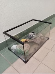 玻璃金鱼缸或爬蟲箱