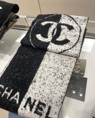 CHANEL香奈兒雙色字母印花羊毛絨線圍巾女款黑白色