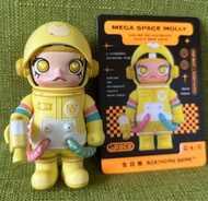 100% 正版 POP MART 泡泡瑪特。MEGA SPACE MOLLY 100% 週年系列 2 的小隱藏款「生日熊 (Birthday Bear)」，經典黃色愛心眼 + Care Bears 聯