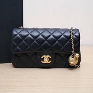 CHANEL CF口蓋包大Mini20黑色羊皮晶片開金扣金球調節扣肩帶肩背包