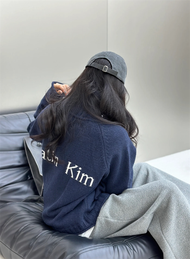 Matin Kim เสื้อสเวตเตอร์ถัก ซิป สูง ปกเสื้อ โลโก้ด้านหลัง ดีไซน์ ฤดูใบไม้ร่วง ฤดูหนาว ผู้หญิง แขนยาว
