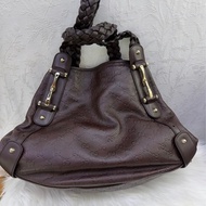 這款包包是Gucci 的Guccissima 皮革馬銜扣Pelham 肩背包。