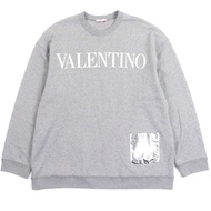 สภาพดีเยี่ยม: เสื้อสเวตเตอร์คอกลมแบบสวมหัว Valentino 2021 XV3MF18W84K โลโก้ปั๊มนูน มีกระเป๋า สีเทา ไ