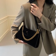 Women's suede crossbody bag with gold chain, luxurious fashion.TT75TK.