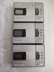 SONY MZ-R30通電機機部分有聲音。但不讀MD碟。顯示黑屏（不知道是否正常)作為配件機出售。標價是一部價格。