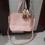 Sling bag Branded Giggles N Brooks koley@ 25x20 thick flexible preloved