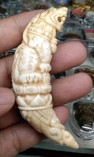 泰國佛牌💥龍婆公…吊咀虎身滿布手刻符💥頸上帶錢袋💥屬早期作品💥油潤光澤💥罕有💥。