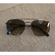Cermin mata hitam Ray-Ban RB3708