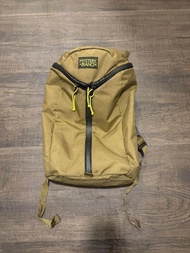 Mystery Ranch Urban Assault 21，特色為經典的 3-ZIP