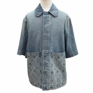 成色極佳 ▼LOUIS VUITTON23AW MONOGRAM 牛仔短袖工作服，飾有 Monogram 壓紋Plate，短袖水洗牛仔夾克，靛藍色，L 碼，意大利製造，正品男士款，含衣架