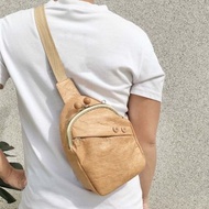 男生斜背包 肩背包 旅行胸包 簡約棕色 隨身包 口金包