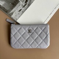 ::CHANEL:: 銀雙C淡紫色一字拉鍊零錢包 卡包 經典菱格 錢包